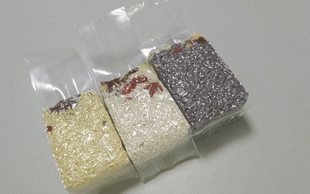 真空包裝袋為增加其性能通常采用多種材質(zhì)復(fù)合而成，常見的復(fù)合方法有：干法復(fù)合、擠出復(fù)合、共擠出復(fù)合、無溶劑復(fù)合、涂布復(fù)合、蒸鍍復(fù)合、熱熔膠復(fù)合等。其中干法復(fù)合是國(guó)內(nèi)復(fù)合真空包裝袋材料生產(chǎn)中應(yīng)用較為廣泛的，那么，真空包裝袋為什么大多采用干法復(fù)合？